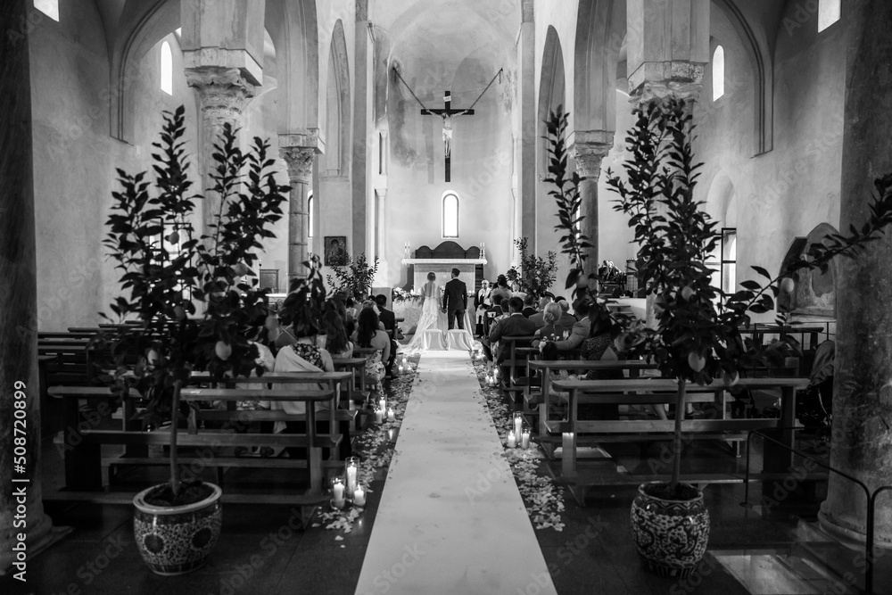 Obraz premium Beautiful newlyweds on wedding ceremony in the church