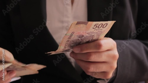 Manos de mujer de negocios contando billetes de quinientos pesos photo