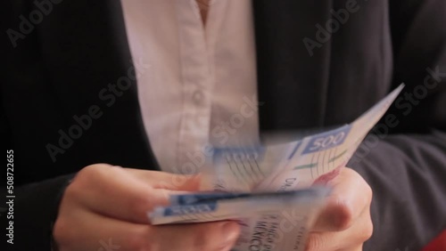 Billetes de quinientos pesos en manos de una persona photo