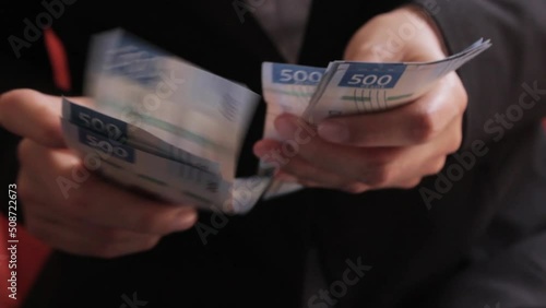 Manos de personas contando billetes de quinientos pesos mexicanos photo
