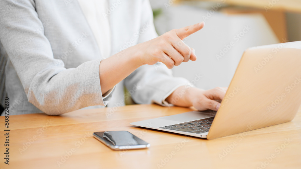 仕事をする若いビジネスウーマン