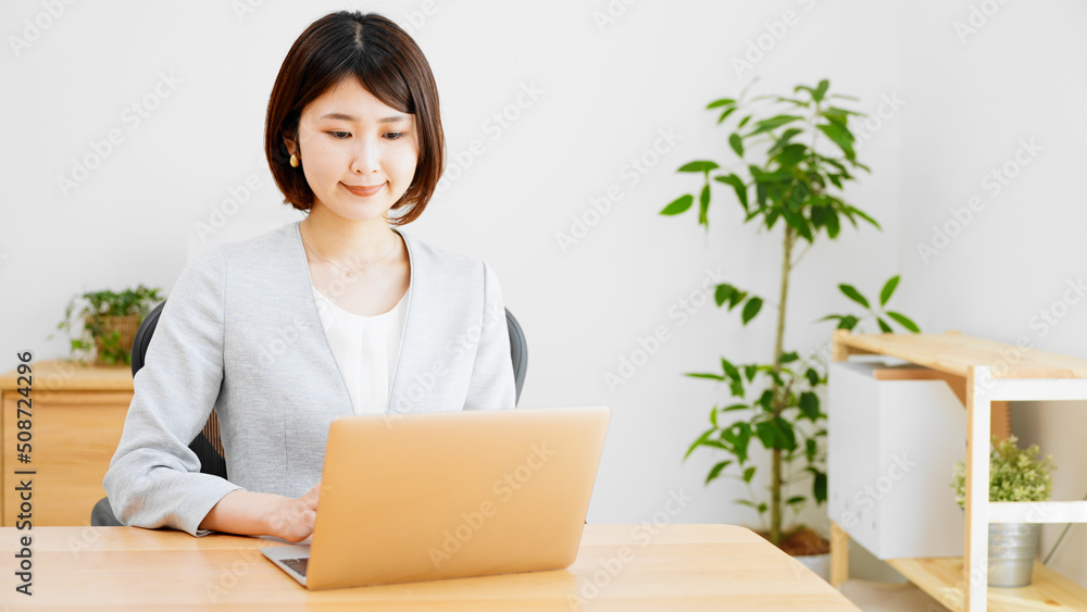 仕事をする若いビジネスウーマン 仕事をする若いビジネスウーマン
