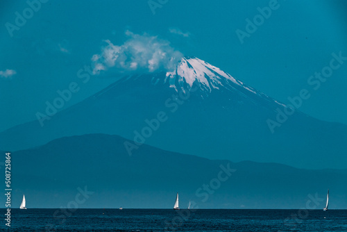 海の向こうの富士山