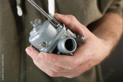 Foto person disassembling the carburetor