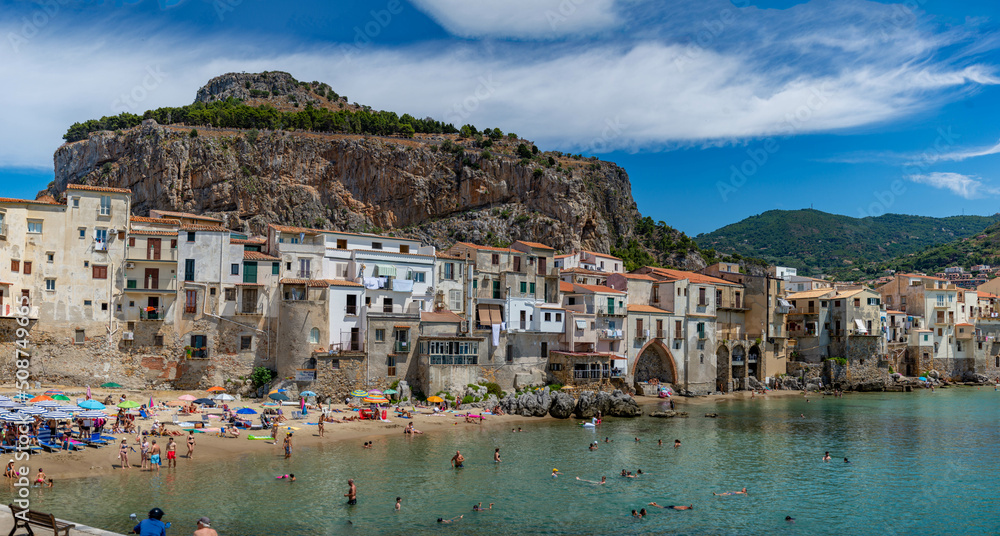 Cefalú pueblo costero y mdeiterraneo en la cosata de Sicilia Italia