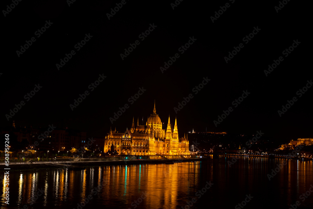 Naklejka premium a nightscape photo for budapest city