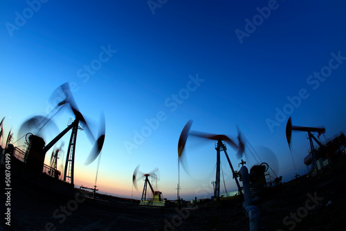in the evening, oil pumps are running © zhengzaishanchu