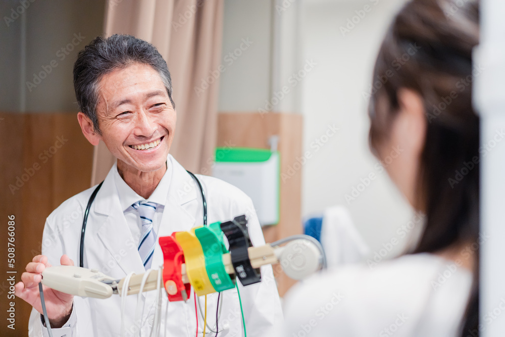 高齢の医師と患者