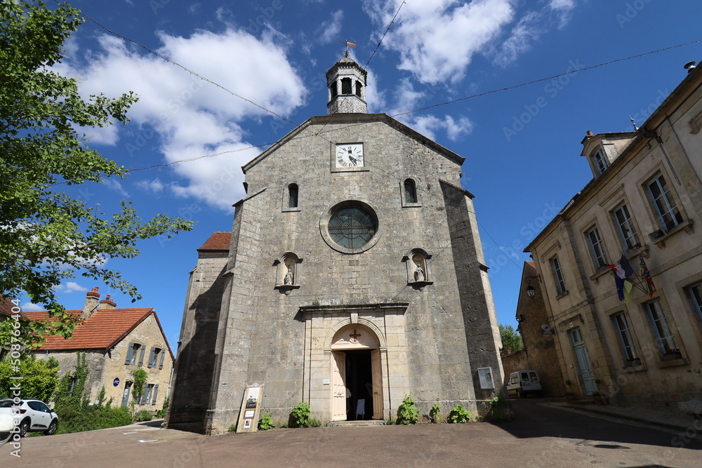 L'église Saint Genes, vue de l'extérieur, village de Flavigny sur Ozerain, France