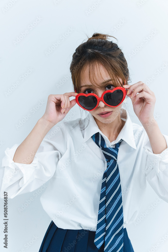 ハートのサングラスをかけた女子高生 ハートのサングラスをかけた女子高生