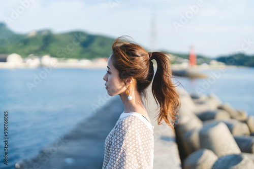 海を散策する女性 © peach100