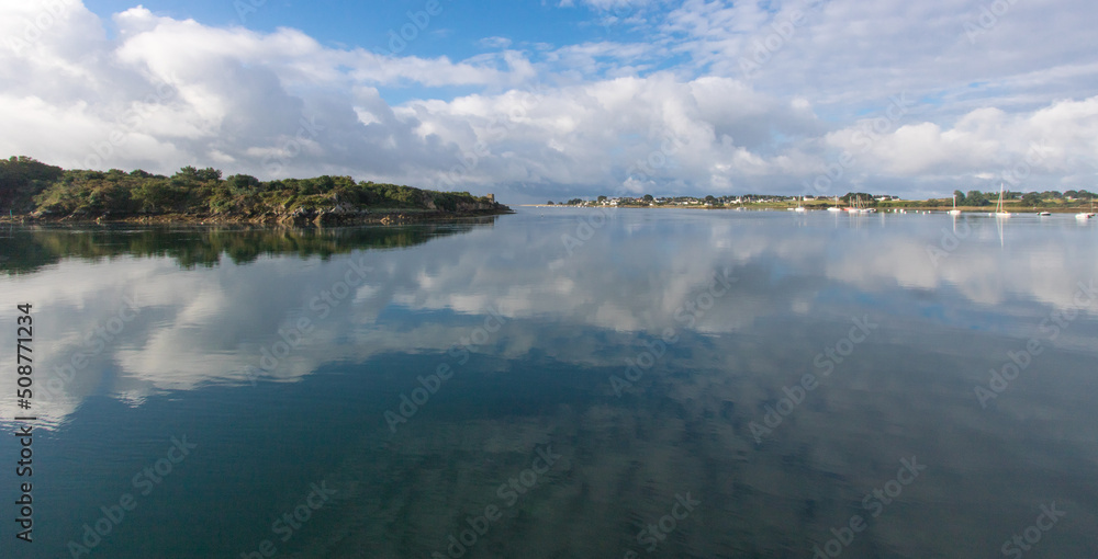 Obraz premium landscape of Brittany with a view of the Ria d'Etel in Plouhinec at the port of Magouër in Morbihan in France in the morning in summer