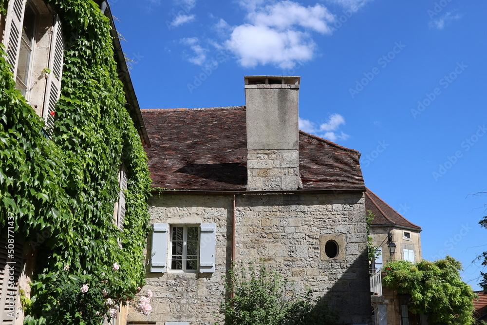 Maison typique, vue de l'extérieur, village de Flavigny sur Ozerain, France Maison typique, vue de l'extérieur, village de Flavigny sur Ozerain, France