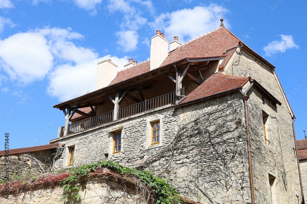 Maison typique, vue de l'extérieur, village de Flavigny sur Ozerain, France Maison typique, vue de l'extérieur, village de Flavigny sur Ozerain, France