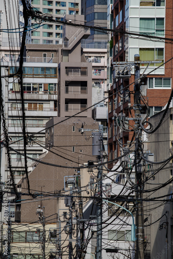 東京の赤坂6丁目の電線と電柱そして建物