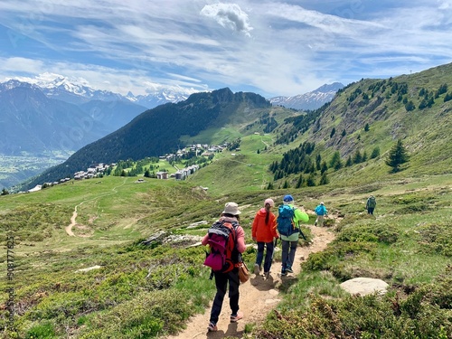 Fotografie Wanderer / Wandergruppe wandern auf Fiescheralp nach Riederalp in der Aletsch Ar