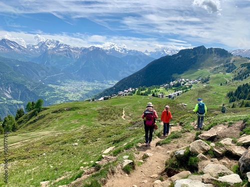 Wanderer / Wandergruppe wandern von Bettmeralp nach Riederalp im Wallis - Schweizer Berge - Wanderferien Aletsch Arena beim Aletschgletscher