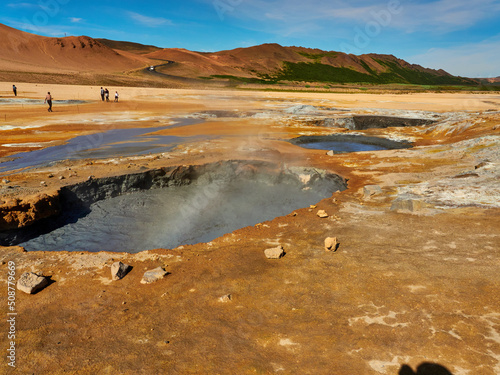 Zona geotérmica famosa por sus pozas de lodo hirviendo y sus fumarolas de gases sulfúricos. Hverir Islandia 
