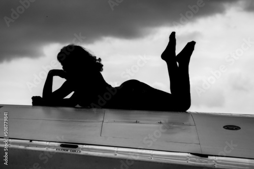 Photo sexy silhouette of a woman on a spitfire wing