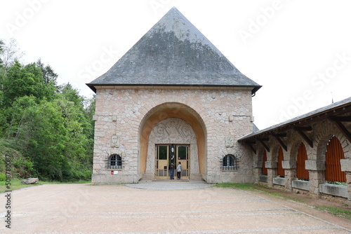 Abbaye Sainte Marie de la pierre qui vire, vue de l'extérieur, village de Saint Leger Vauban, département de l'Yonne, France