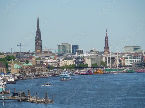 Die Stadt Hamburg, der Hafen und die Elbe