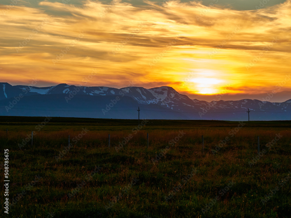 Fototapeta premium Anochecer de verano en HEIDARBAER Islandia