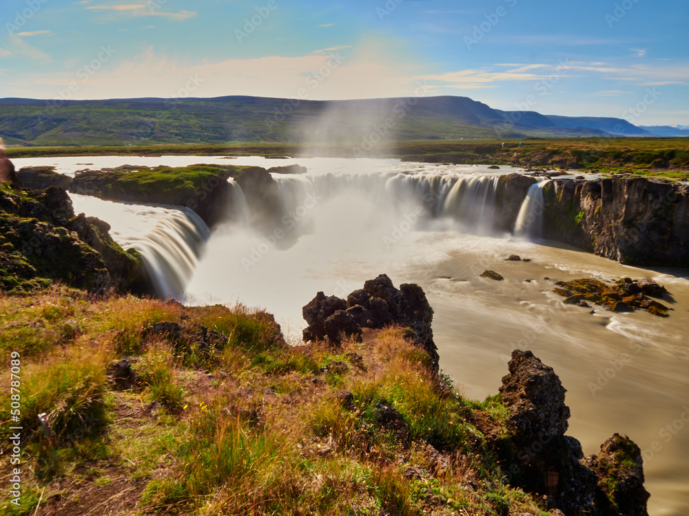 Cascada y rio Godafoss en Islandia con abundante agua Cascada y rio Godafoss en Islandia con abundante agua
