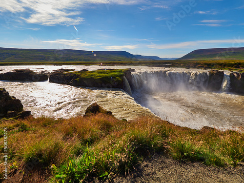 Cascada y rio Godafoss  en Islandia con abundante agua