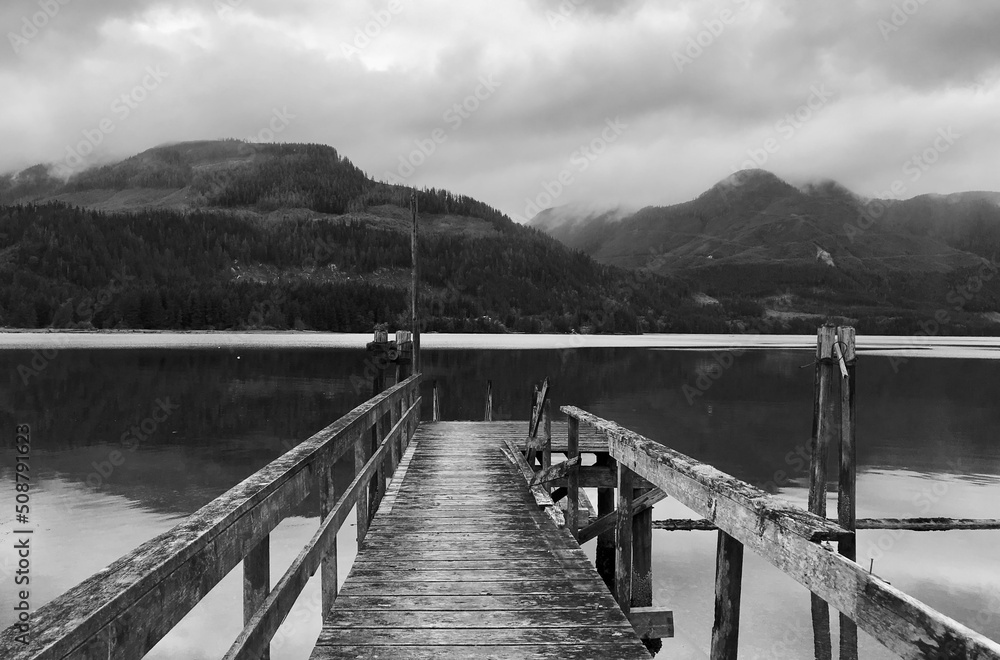 Lakeside view Vancouver Island (zwart-wit)