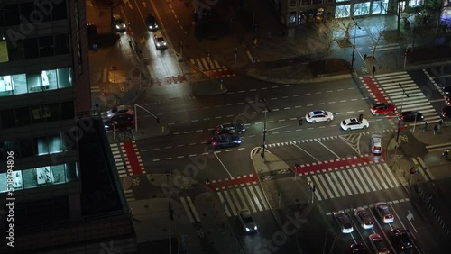 Ruch miejski w centrum miasta nocą