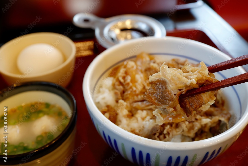 牛丼と生卵とスープのセット