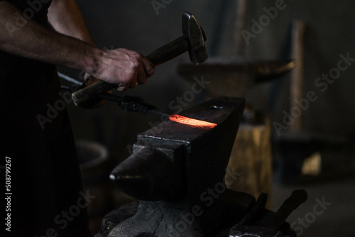 Slika na platnu blacksmith hitting a red-hot iron with a hammer