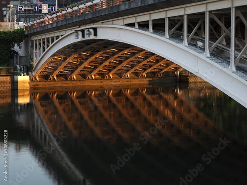 川面夕陽に照り返される橋桁