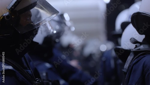 protest, tłum, protestujacy, ludzie, piesi, strajk, marsz, noc, gniew, zadyma, media, policja, mundur, munduyrowi, kaski, pałki, strajkujacy, ochtona, kordon