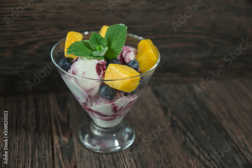 puchar lodowy z owocami