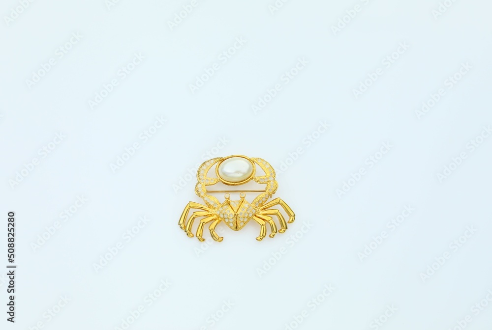 Crab detailed gold tone brooch pin vintage costume jewelry fashion accessory - obrazy, fototapety, plakaty 