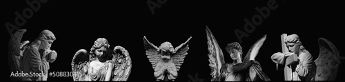 Photo Ancient angels against black background. Horizontal image.