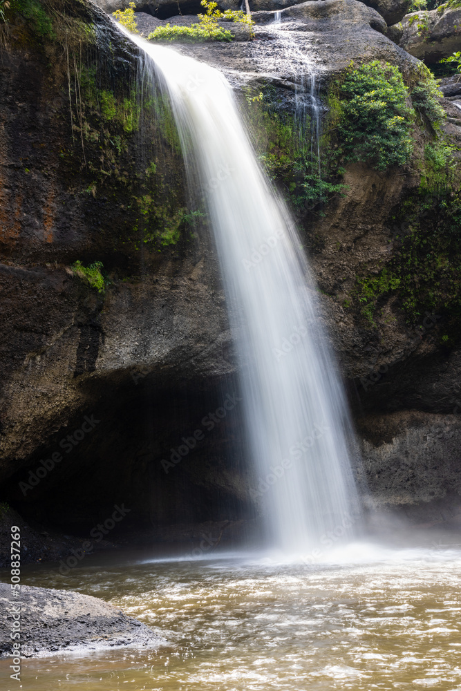 Obraz premium Waterfalls and beautiful nature in the forest on Khao Yai National Park in Thailand.
