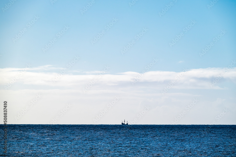 Obraz premium Ship at the horizon.