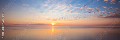 Foto Amazing sunrise over the beach in Chalupy