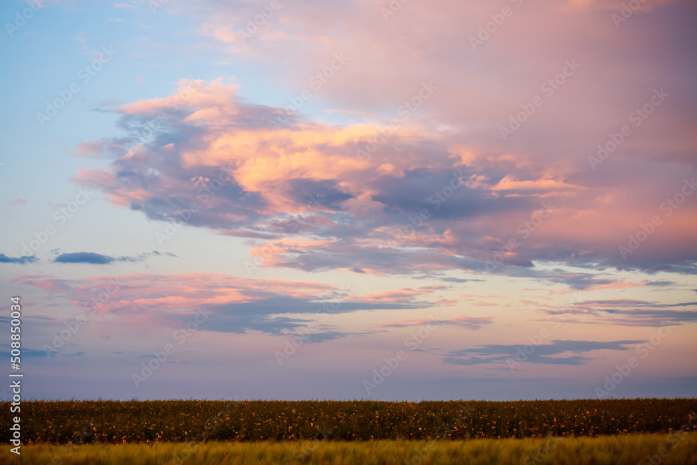 Fototapeta premium Spectacular colorful sunset with cloudy sky.