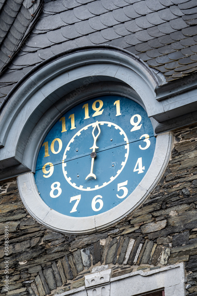 Fototapeta premium clock on the roof of a building