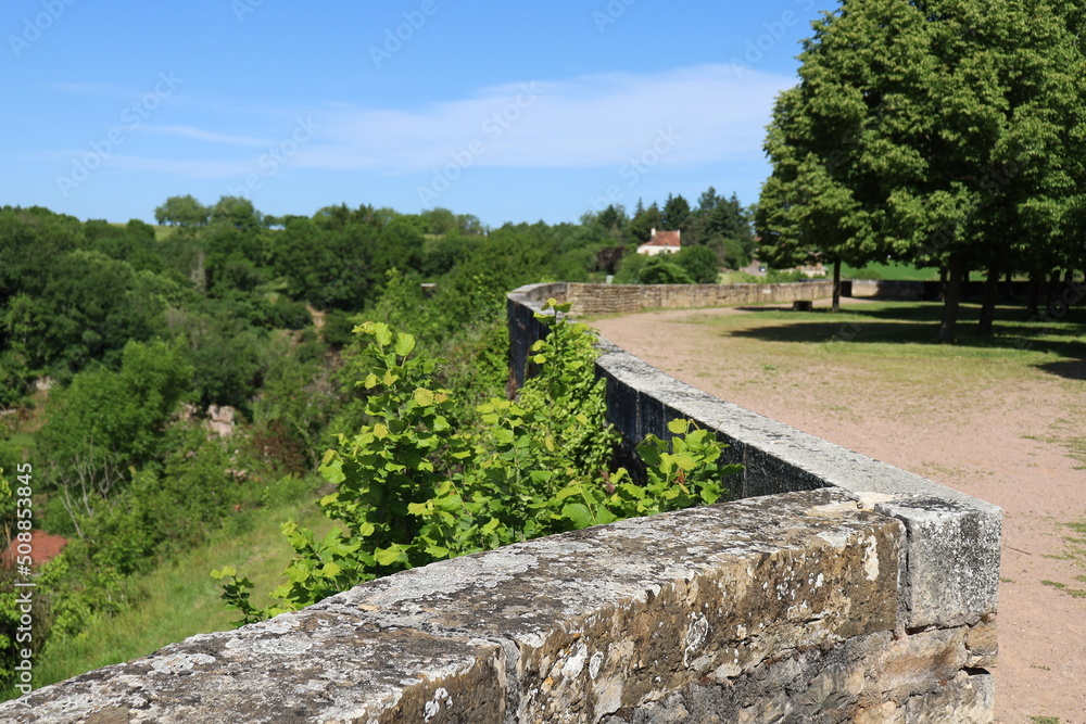 La promenade des remparts, village de Semur en Auxois, département de la Côte d'Or, France