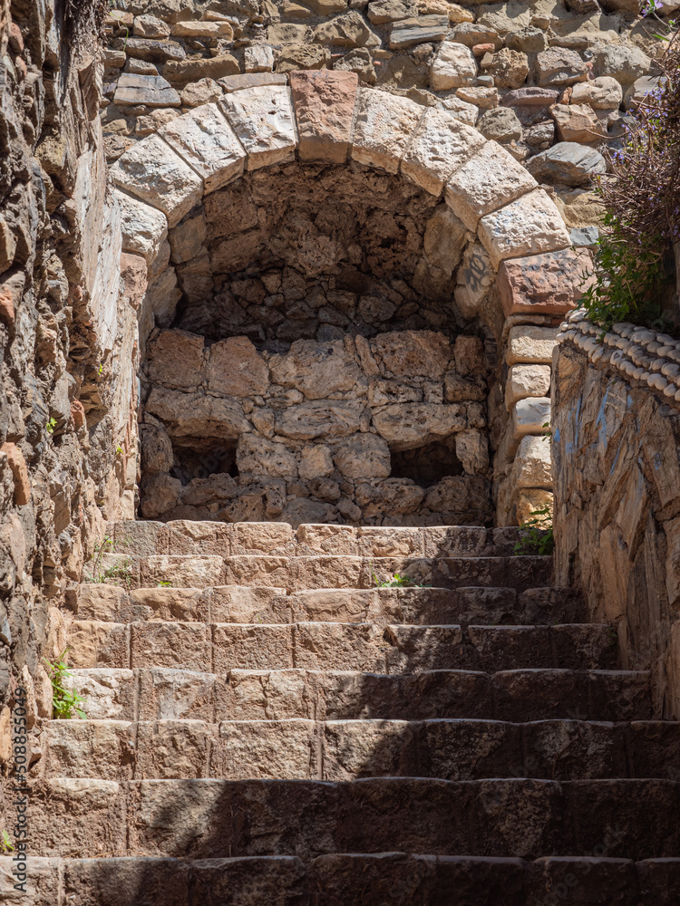 alter gemauerter Steinbogen am Ende einer alten Treppe