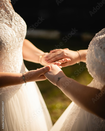 Femmes unies par le mariage