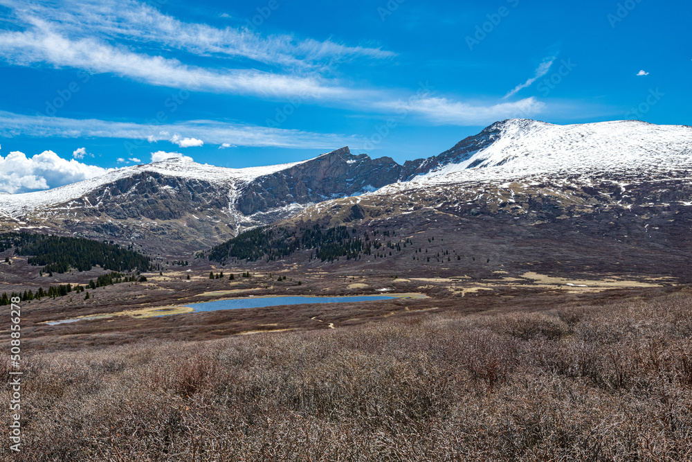 Fototapeta premium Lake min Front of Mt. Evans and Mt. Bierstadt
