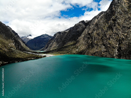 Toma desde un dron de un lago en Peru