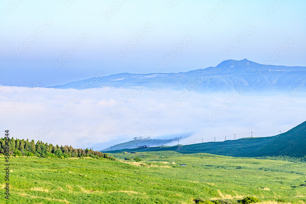 初夏の阿蘇パノラマラインから見た雲海　熊本県阿蘇市　Sea of ​​clouds seen from Aso panorama line in early summer. Kumamoto-ken Aso city.
