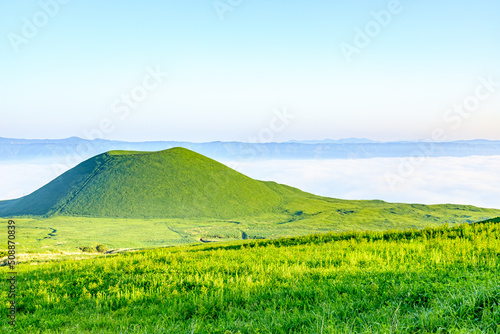 初夏の米塚と雲海 熊本県阿蘇市 Komezuka and sea of ​​clouds in early summer. Kumamoto-ken Aso city.