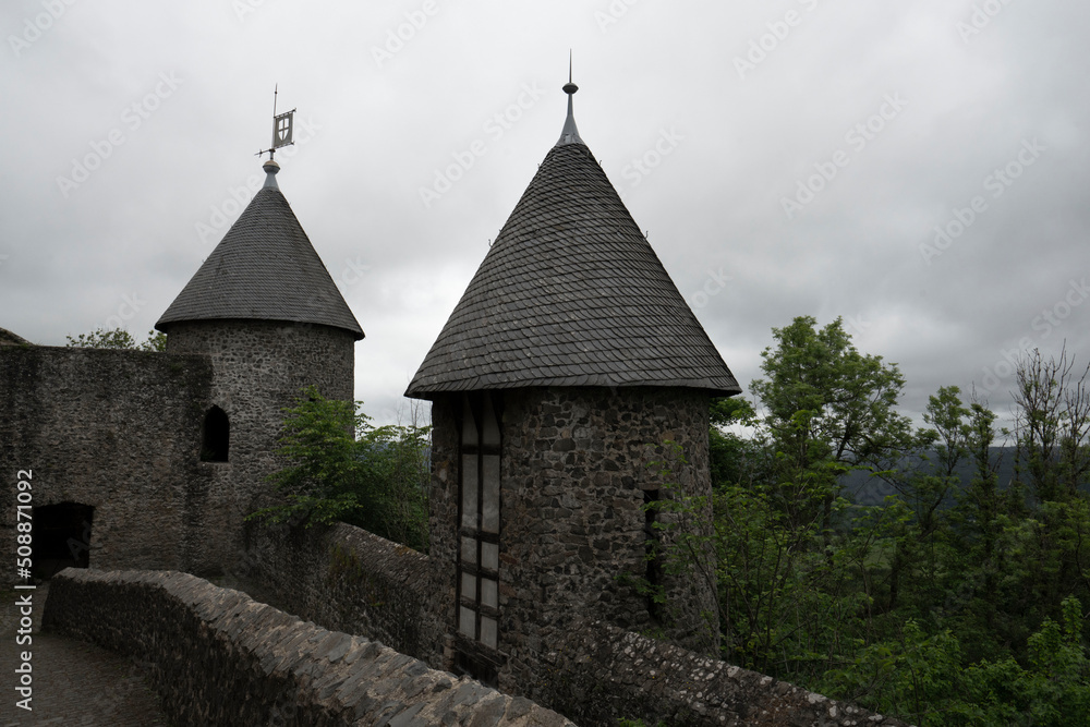 遺跡となった古いお城、ヨーロッパの街並み、中世の城壁、石作りの塔
